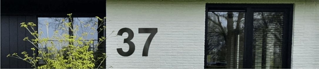 Zwarte huisnummers