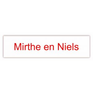 Kunststof naamplaatje wit tekst rood 10x2,5cm