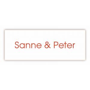 Kunststof naamplaatje wit tekst rood 8x3cm